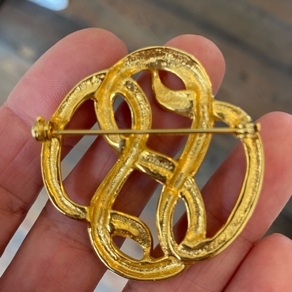 Vintage Gold Tone Brooch Pin - Picture 7 of 9